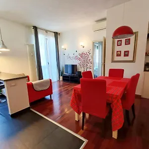 The Red In With Free Parking , Firenze Italia